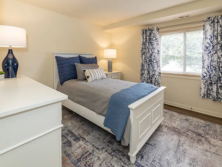 Windsor House Apartments — Photo 11