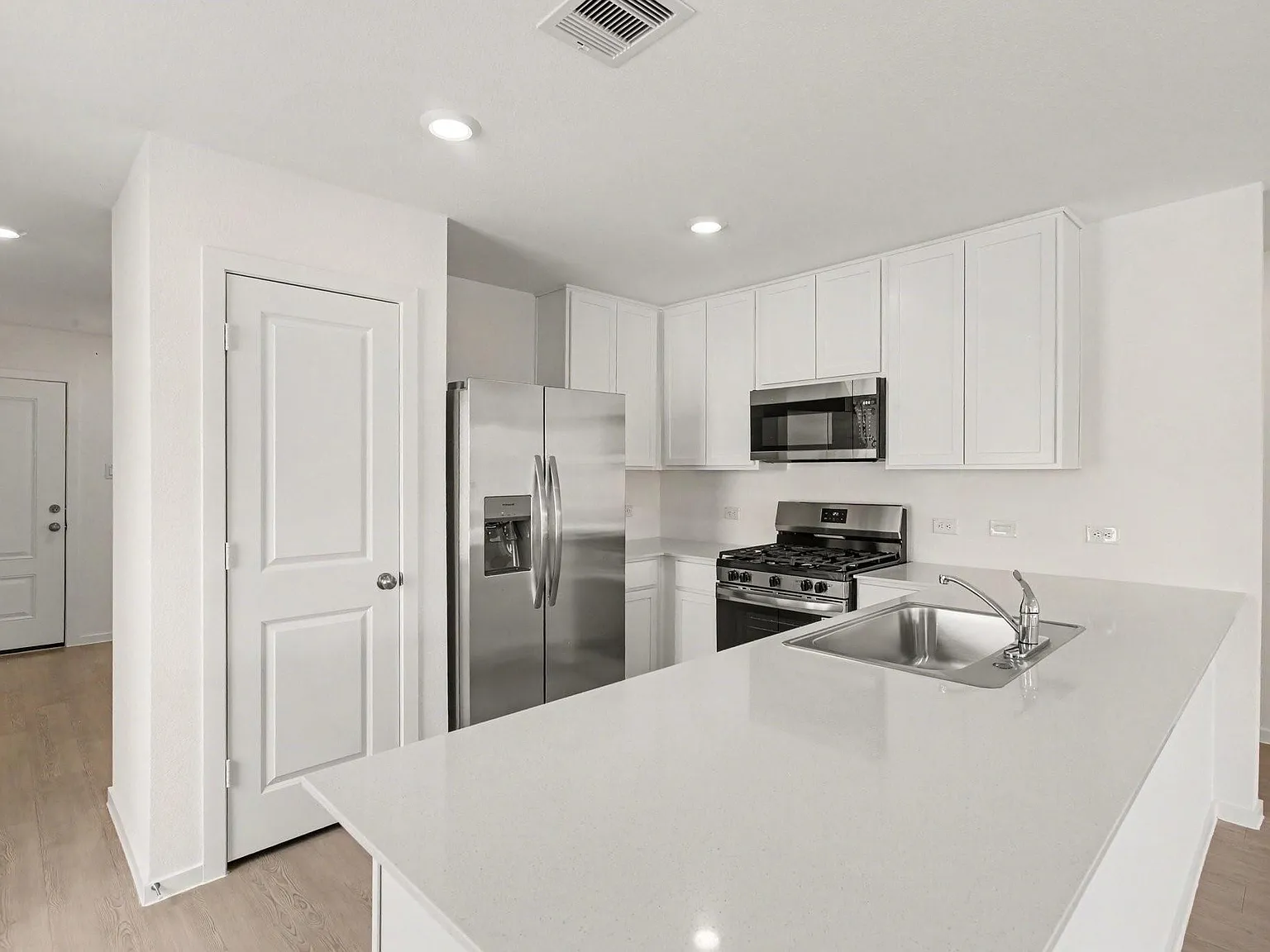 3 bed, 2.0 bath, 1273 sqft, $1,795 — Photo 4