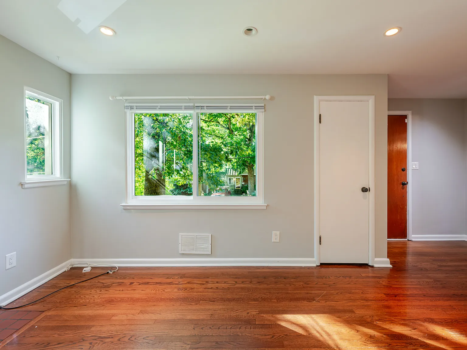 3 bed, 1056 sqft, $3,295 — Photo 4
