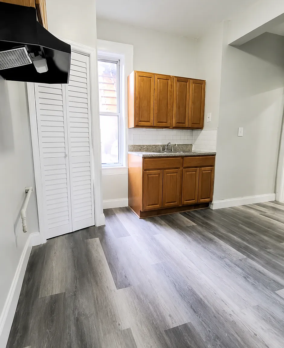 3 bed, 700 sqft, $1,850 — Photo 1