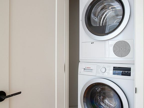 4th image of 67 Wall St APT 4F