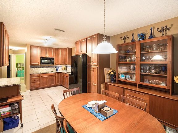 5th image of 13 Pine Circle Dr
