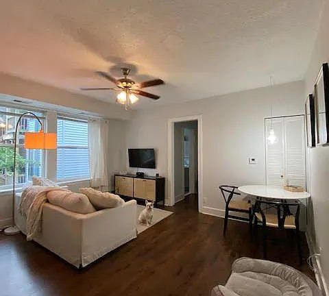 2nd image of 3727 N Pine Grove Ave APT 304
