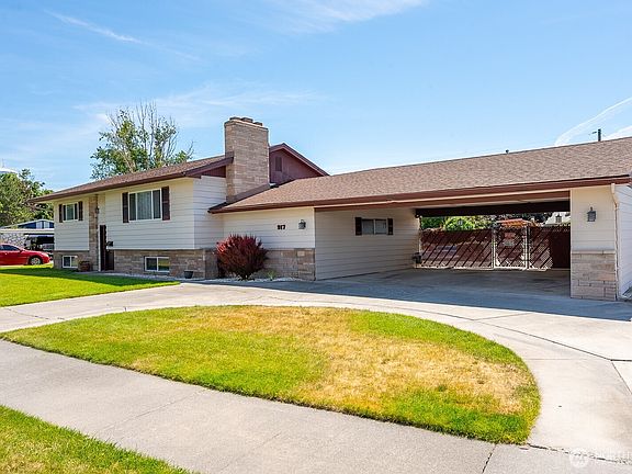 3rd image of 917 S Dahlia Drive