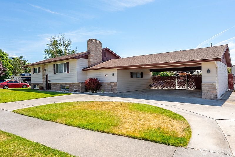 3rd image of 917 S Dahlia Drive