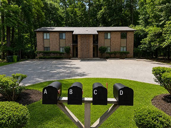 2nd image of 1718 Horseshoe Dr APT B