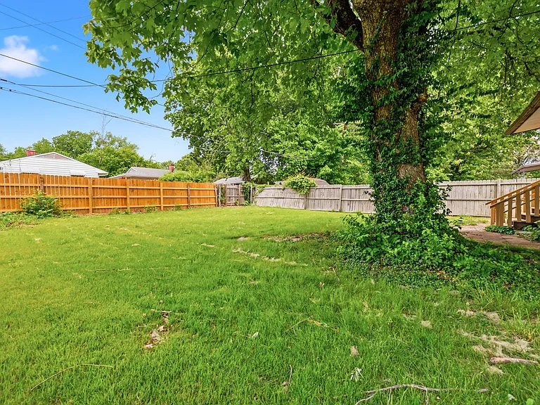 10519 Renfrew Dr — Photo 45