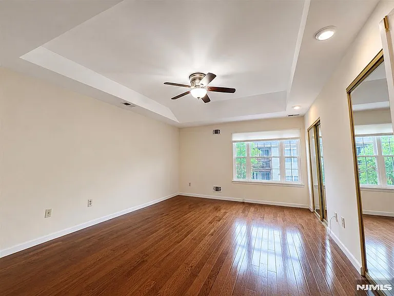 555 Ridge Ln — Photo 16
