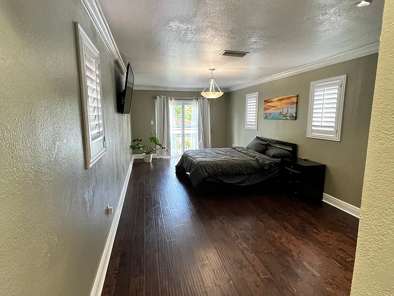 910 SW 62nd Ave — Photo 13