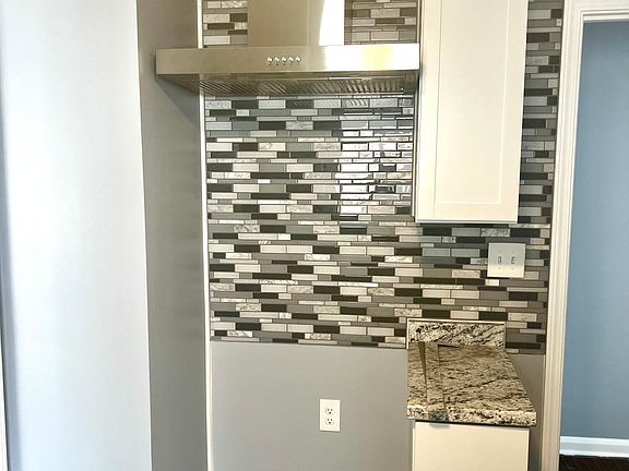 4th image of 639 Cloverdale Rd