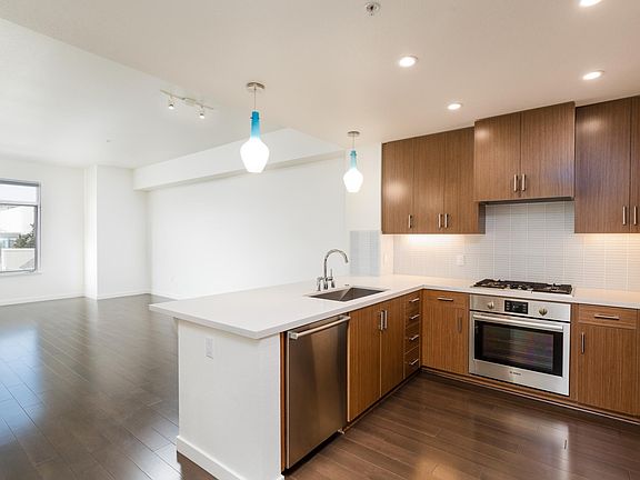 4th image of 2655 Bush St APT 409