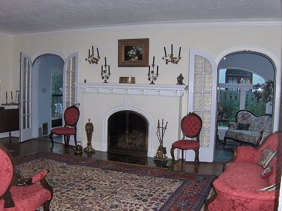 Living Room/ gas fireplace