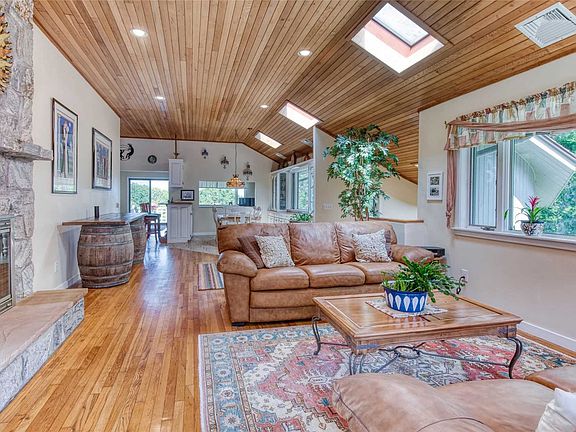 4th image of 81 Manor Ln