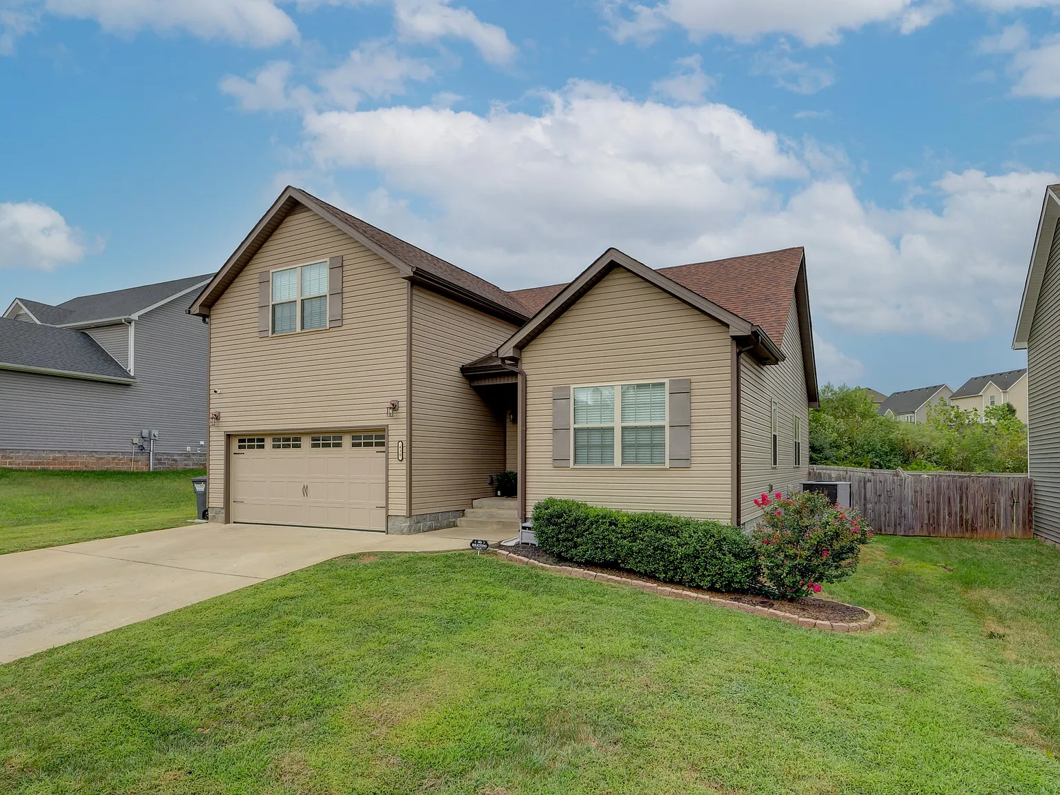 3 bed, 2.5 bath, 1806 sqft, $2,100 — Photo 2