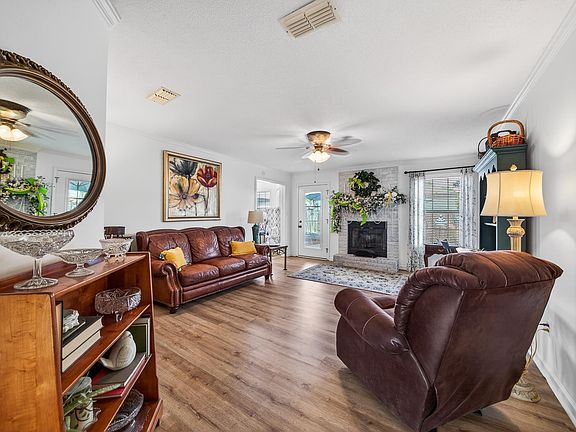 5th image of 16 Newcastle Dr