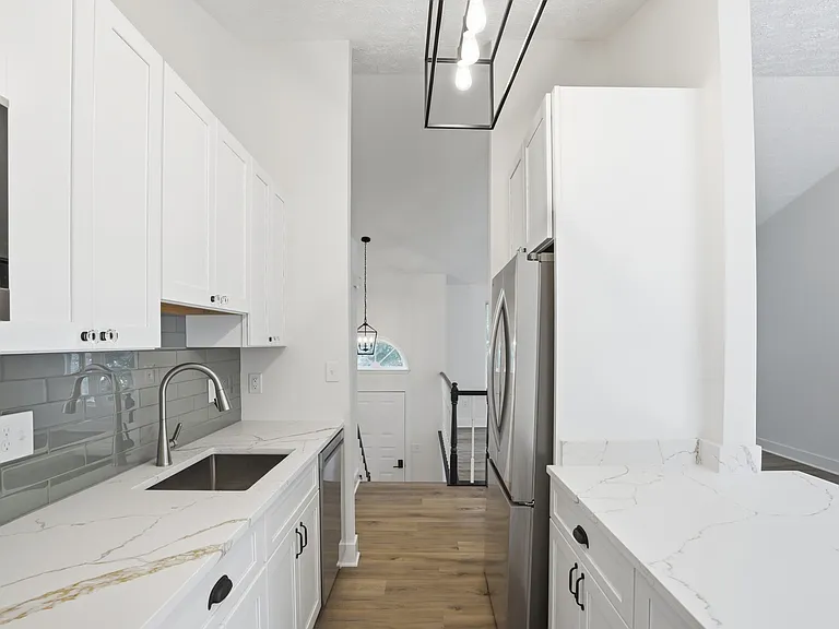 202 Leslie Ct #202 — Photo 6