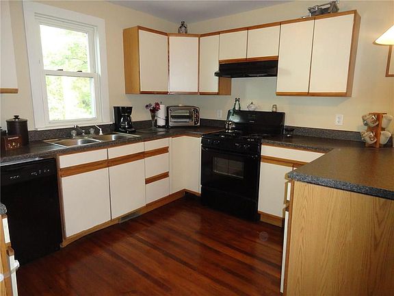 4th image of 51 Foster St