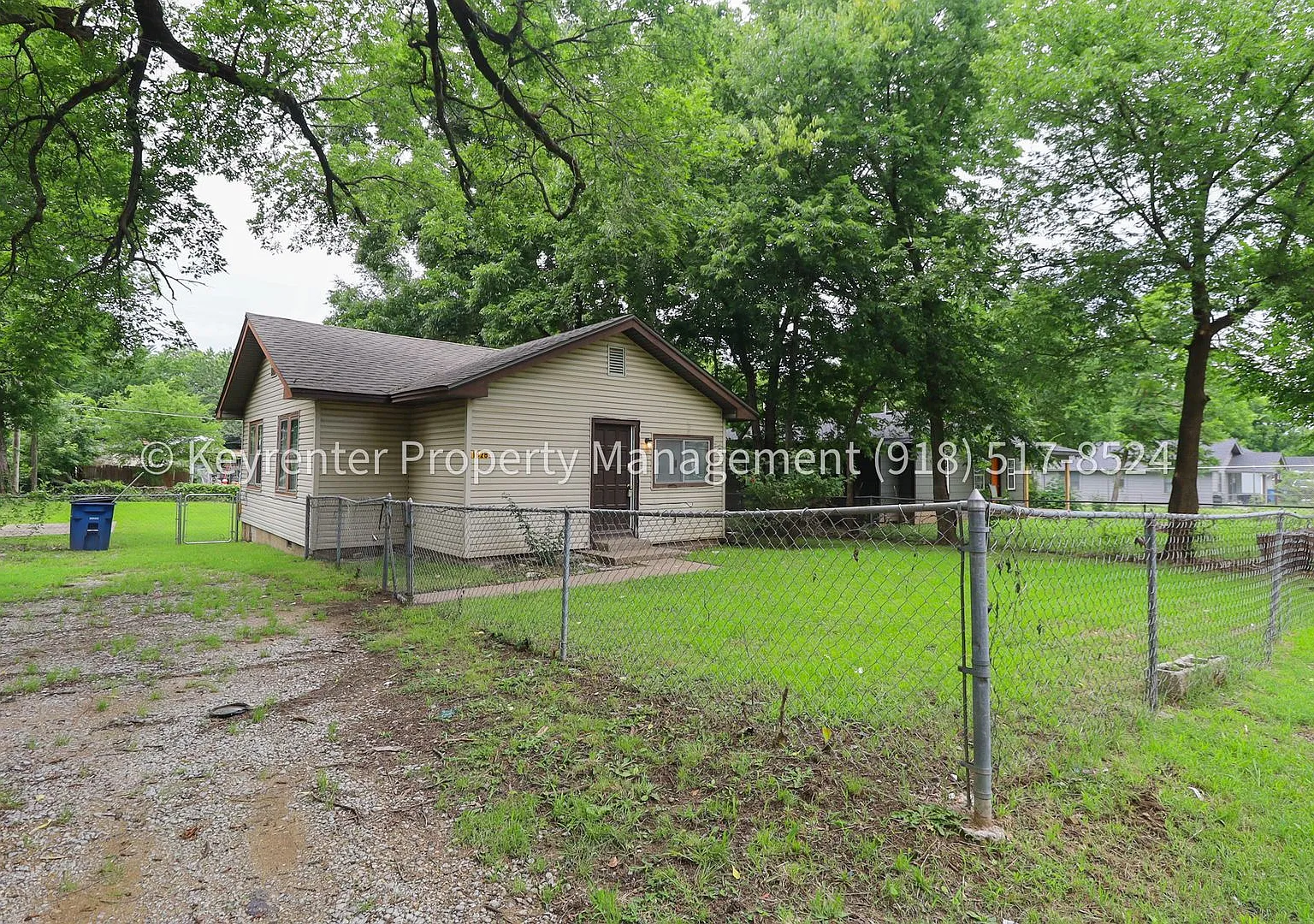 2 Bed | 1 Bath | Large Backyard | $200 Move-in Special — Photo 2
