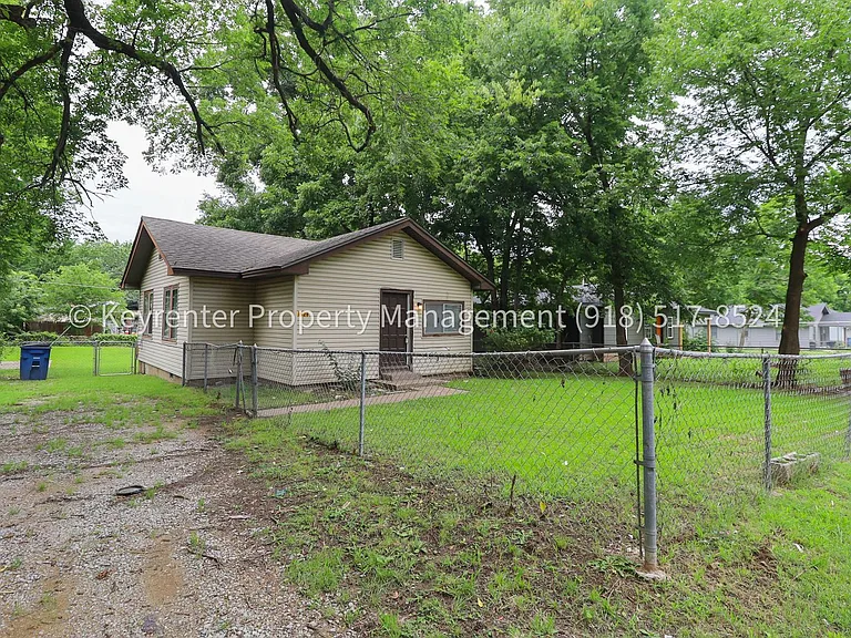 1928 N Columbia Pl — Photo 2