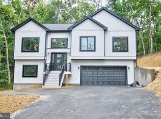 1114 Lakeview Dr, Cross Junction, VA 22625