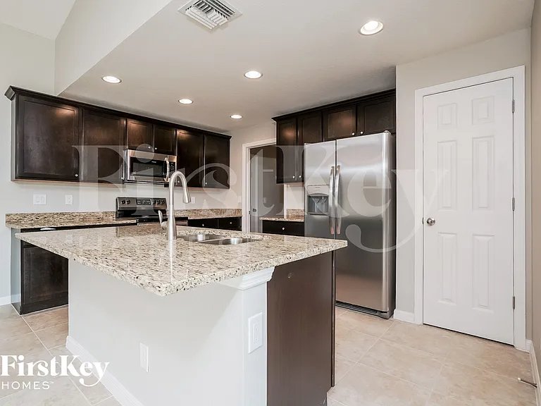 1114 SW 40th Ter — Photo 5