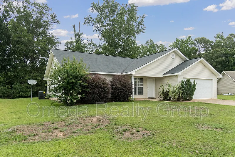 4 bed, 2.0 bath, 1396 sqft, $1,420 — Photo 2
