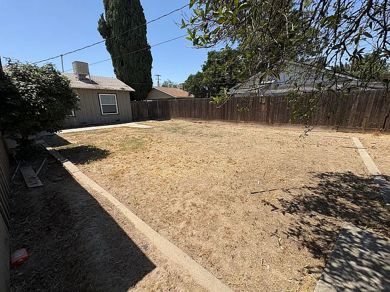 1216 N Conyer St — Photo 32