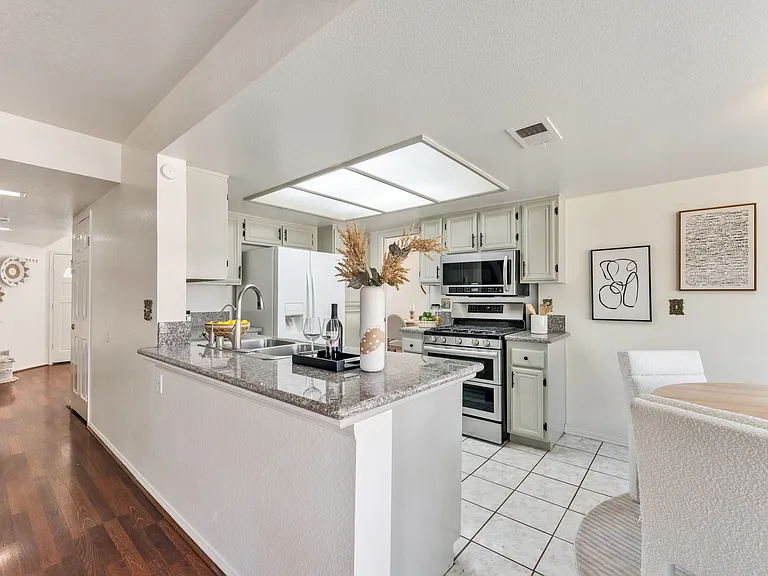 6587 Shawna Ave — Photo 9