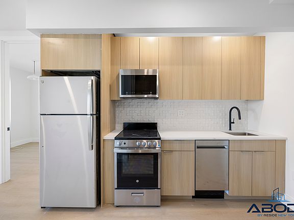 3rd image of 102 E 53rd St #6B