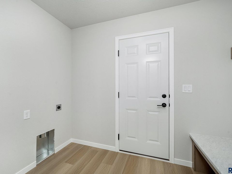 1st image of 917 N Main St