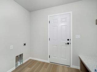 917 N Main St, Lennox, SD 57039
