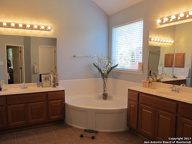4 bed, 3.5 bath, 3368 sqft, $3,375 — Photo 3