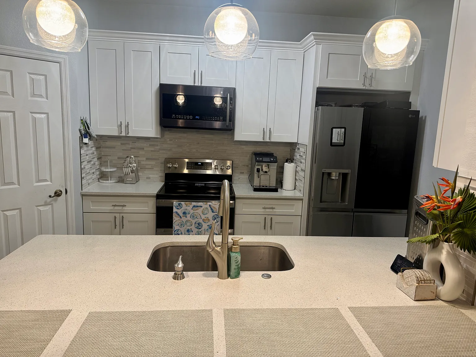 3 bed, 1408 sqft, $2,350 — Photo 3