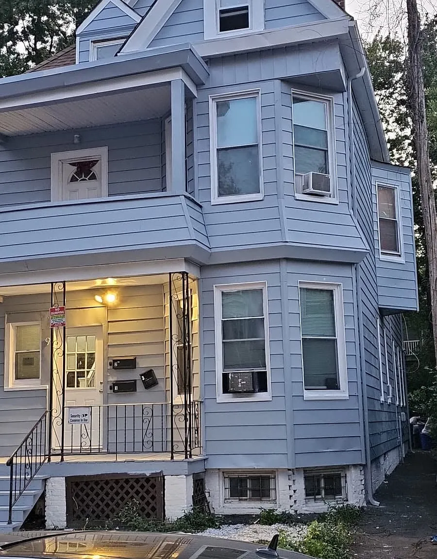 3 bed, $2,400 — Photo 2