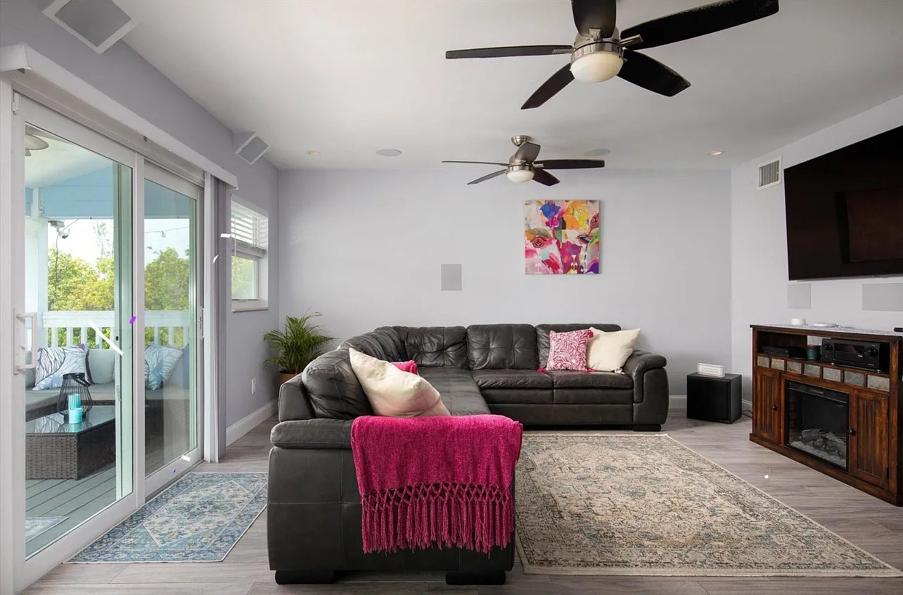 3 bed, 3.5 bath, 1310 sqft, $5,000 — Photo 1