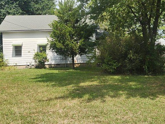 3rd image of 803 W Country Rd