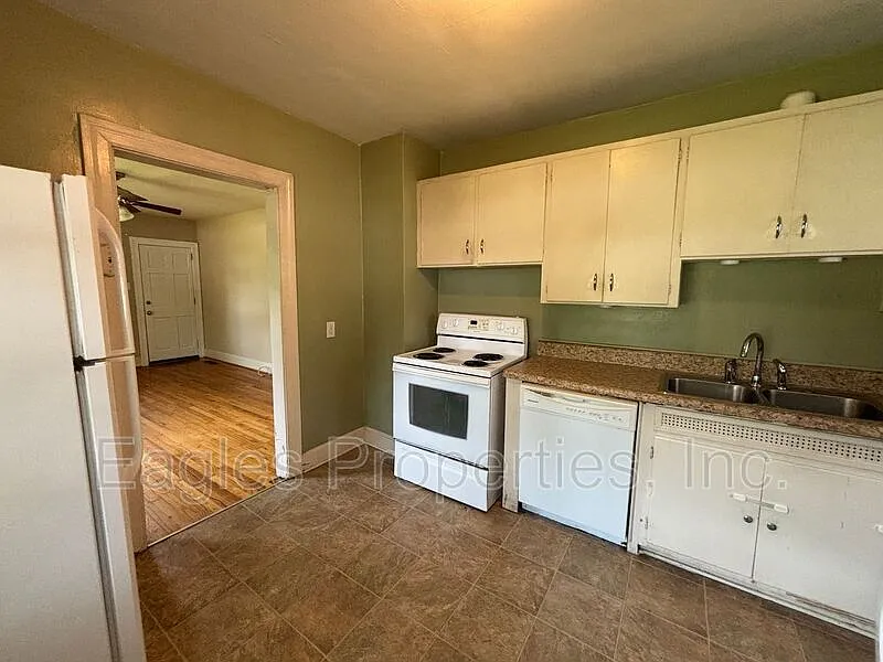 2 bed, 1.0 bath, $1,200 — Photo 4