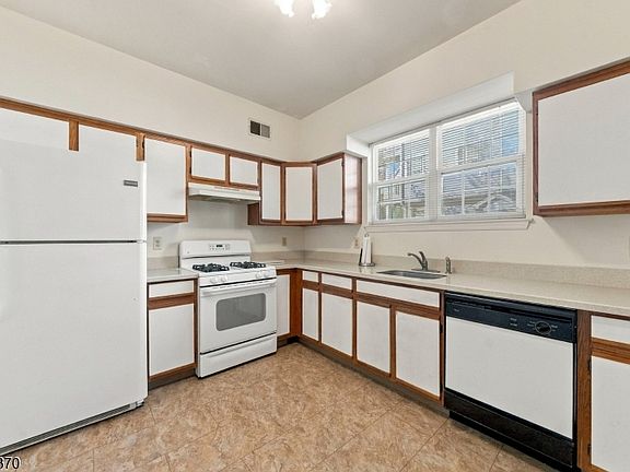 4th image of 17 Springbrook Rd East BLDG 28 #17