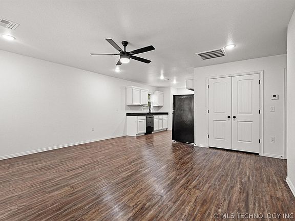 3rd image of 407 E Jones St