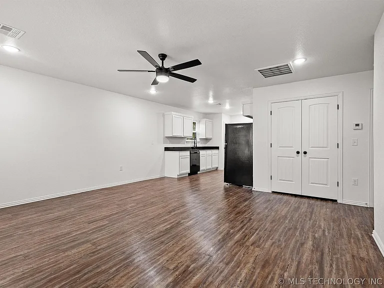 407 E Jones St — Photo 3