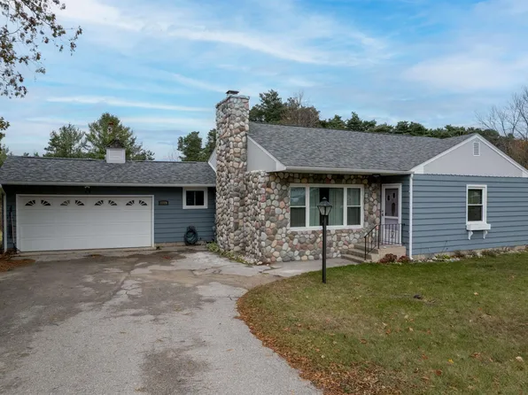 1229 S West Bay Shore Dr, Suttons Bay, MI 49682