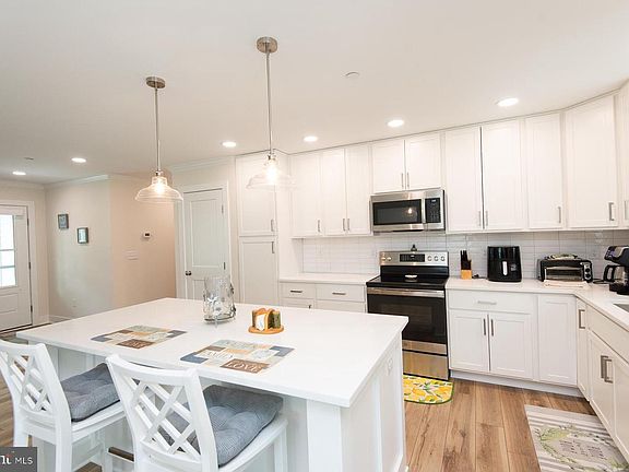 2nd image of 113 Trinity Ct