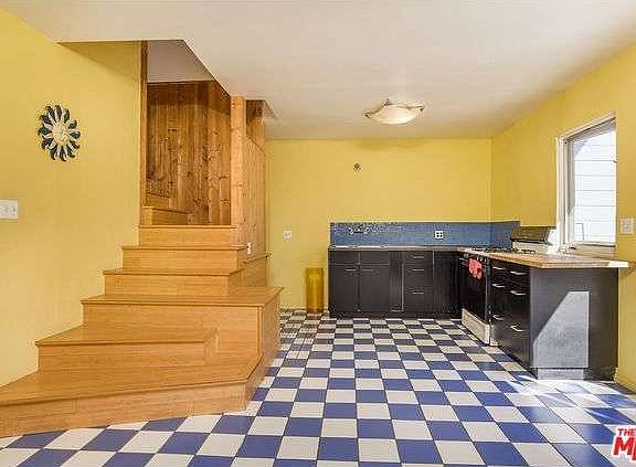 4th image of 1547 Curran St