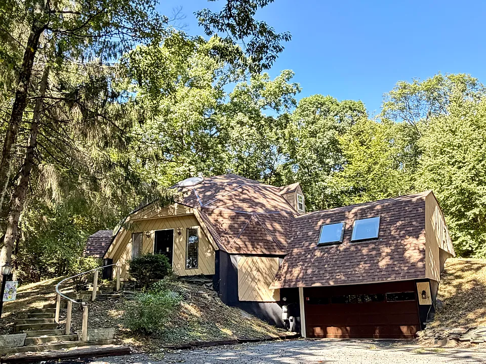 2137 James Way