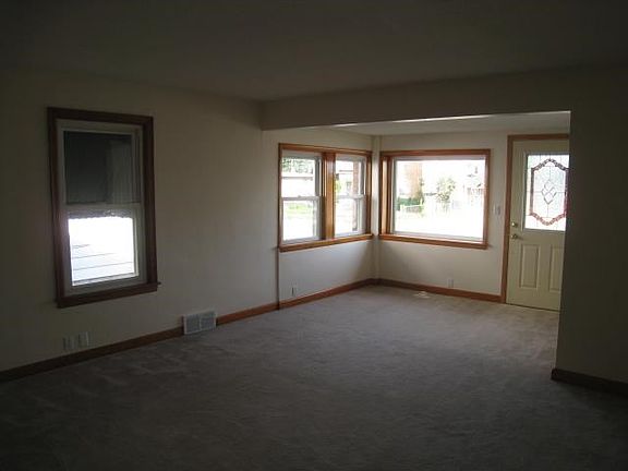 5th image of 640 17th Ave