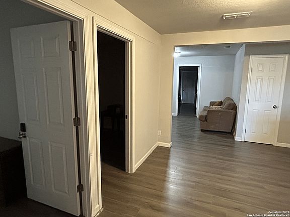 4th image of 3239 W WOODLAWN AVE