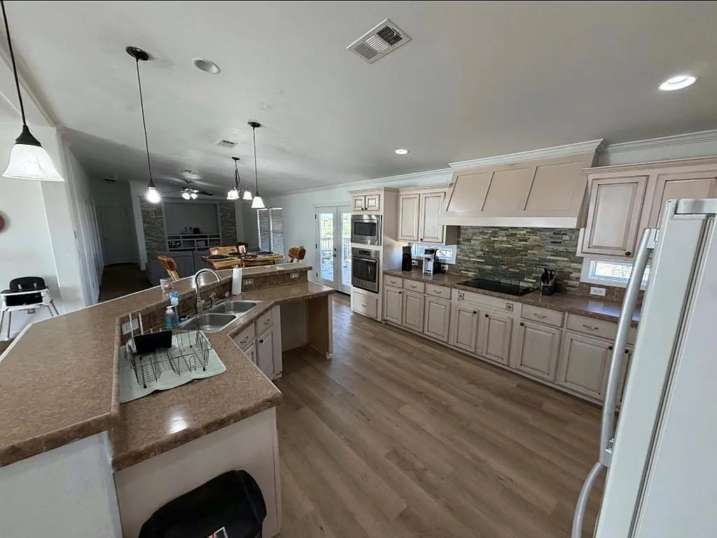 4 bed, 2.0 bath, 2318 sqft, $2,650 — Photo 4