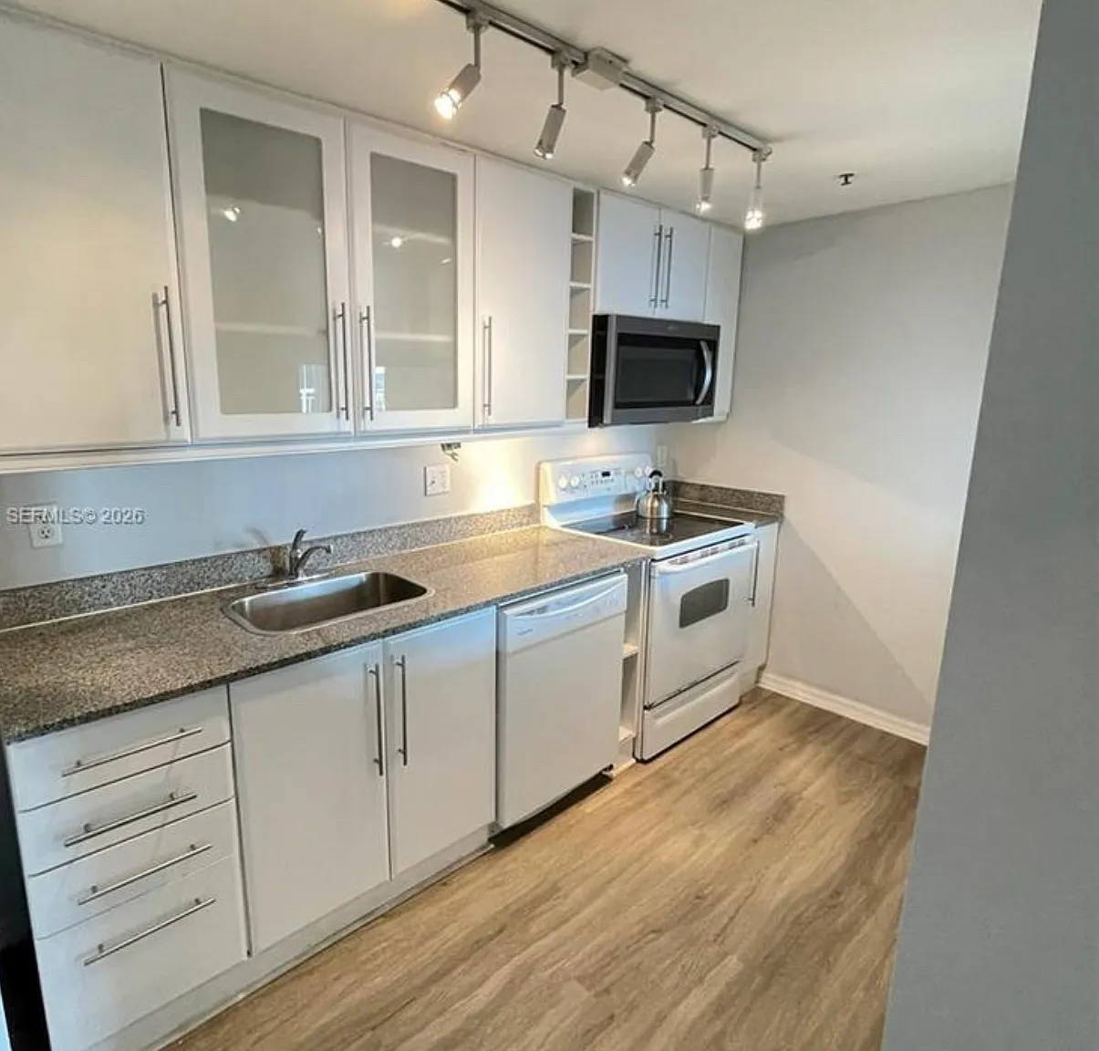 3 bed, 1318 sqft, $4,000 — Photo 4