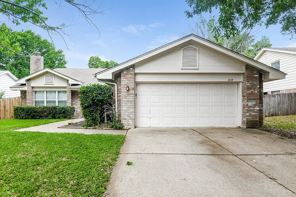 4 bed, 2.0 bath, 1979 sqft, $2,710 — Photo 1