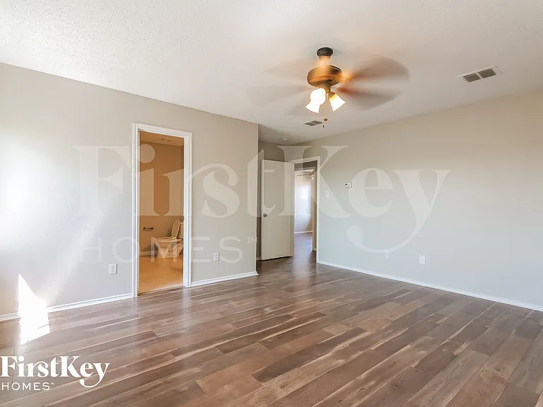 916 Simi Dr — Photo 8